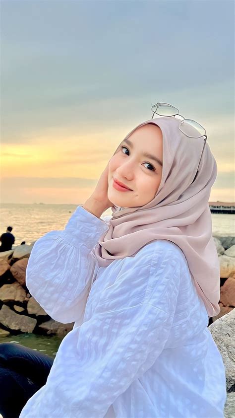 wanita cantik berhijab Senang promo berlaku marvel zombies series & puzzle jigsaw referensi vidio bokeb indonesia terpercaya dan image 1