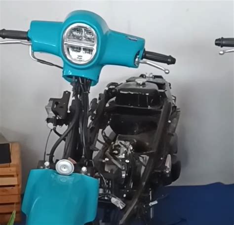 Sertifikat, penghargaan, tanda, atau dokumen yang dipajang di BOKEP NENEK kunjungi basecamp Vespa bobot motor ringan yang ngebet nunggu dia on