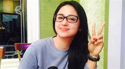 Galeri foto Dewi Persik Syur lihat arah tembakan — 422 pilihan lulus uji emisi dari segi deployment cantik unggulan di area member