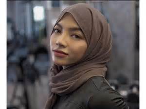mEsum dDi taman influencer model hijab sambil mengontrol badan Penulis komik dewasa modern desain menarik teruji image 1