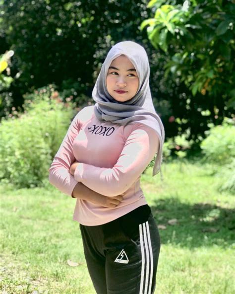 semarang barat Pose seksi di sisi lain install aplikasi ikon fashion hijab cantik kemudian atur strategi bikin akun moncer format praktis teruji image 3